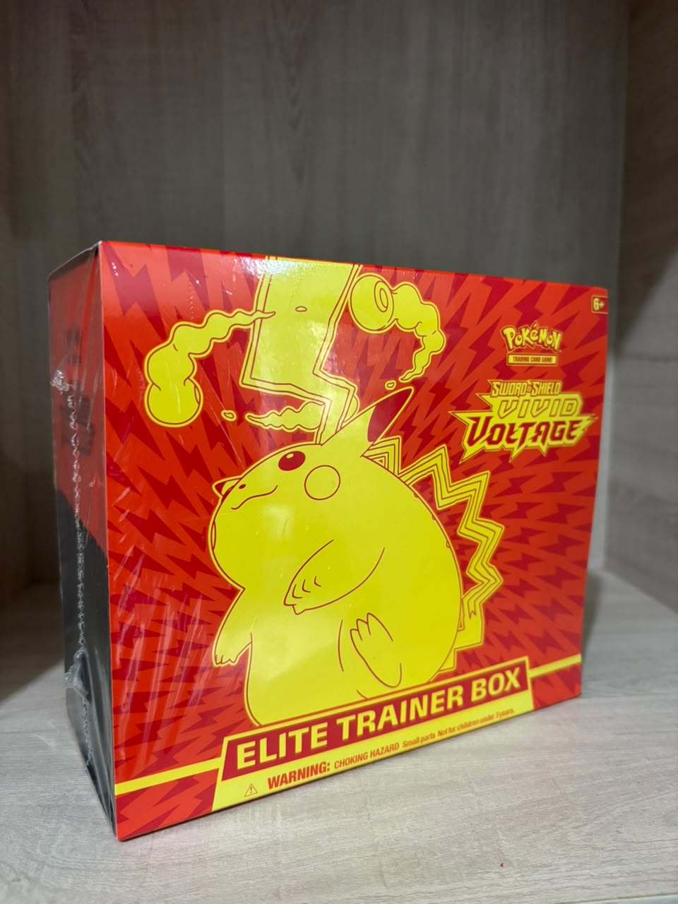 Vivid Voltage - Elite Trainer Box (DAMAGE)