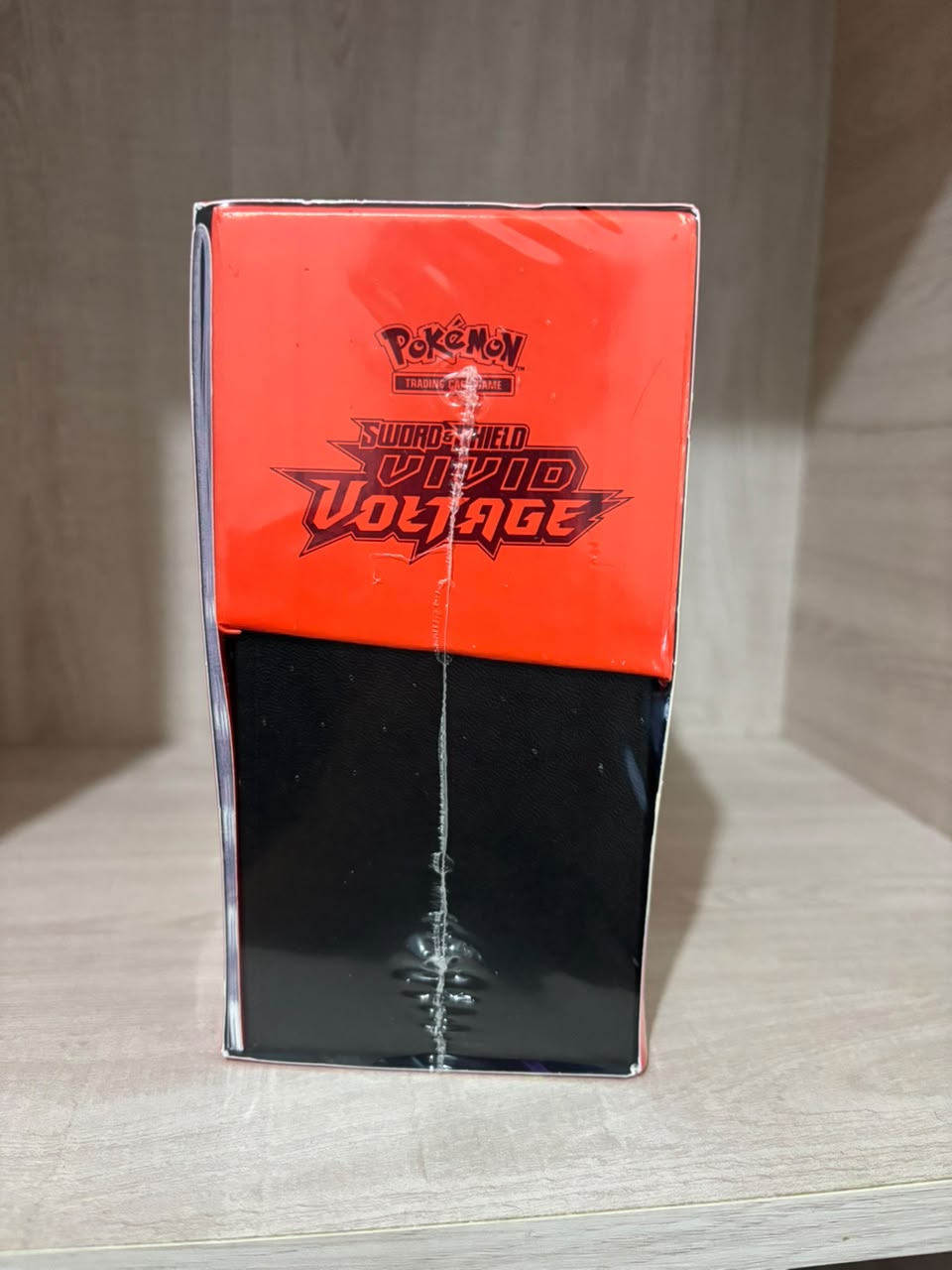 Vivid Voltage - Elite Trainer Box (DAMAGE)