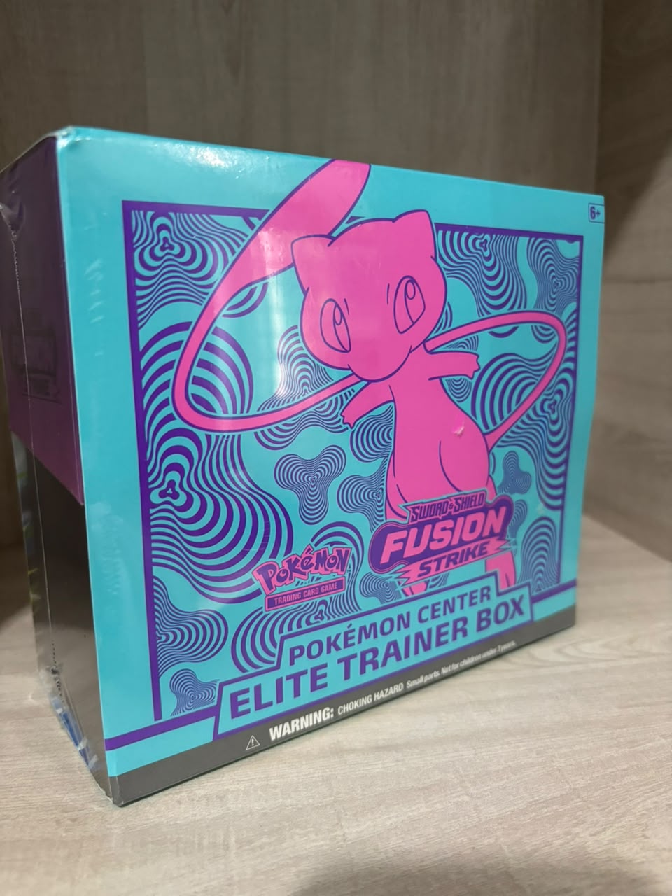 Fusion Strike - Elite Trainer Box (DAMAGE)