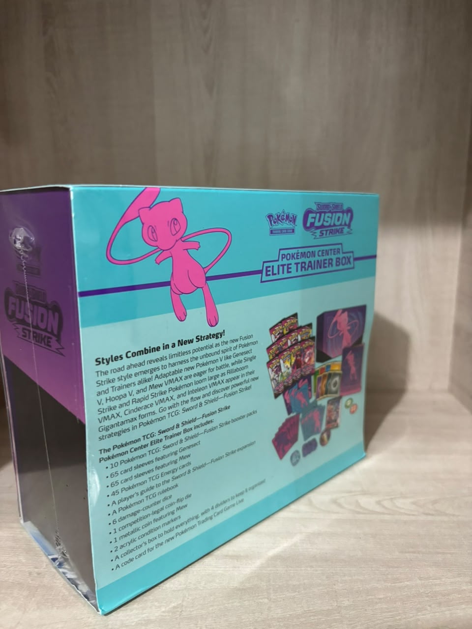 Fusion Strike - Elite Trainer Box (DAMAGE)