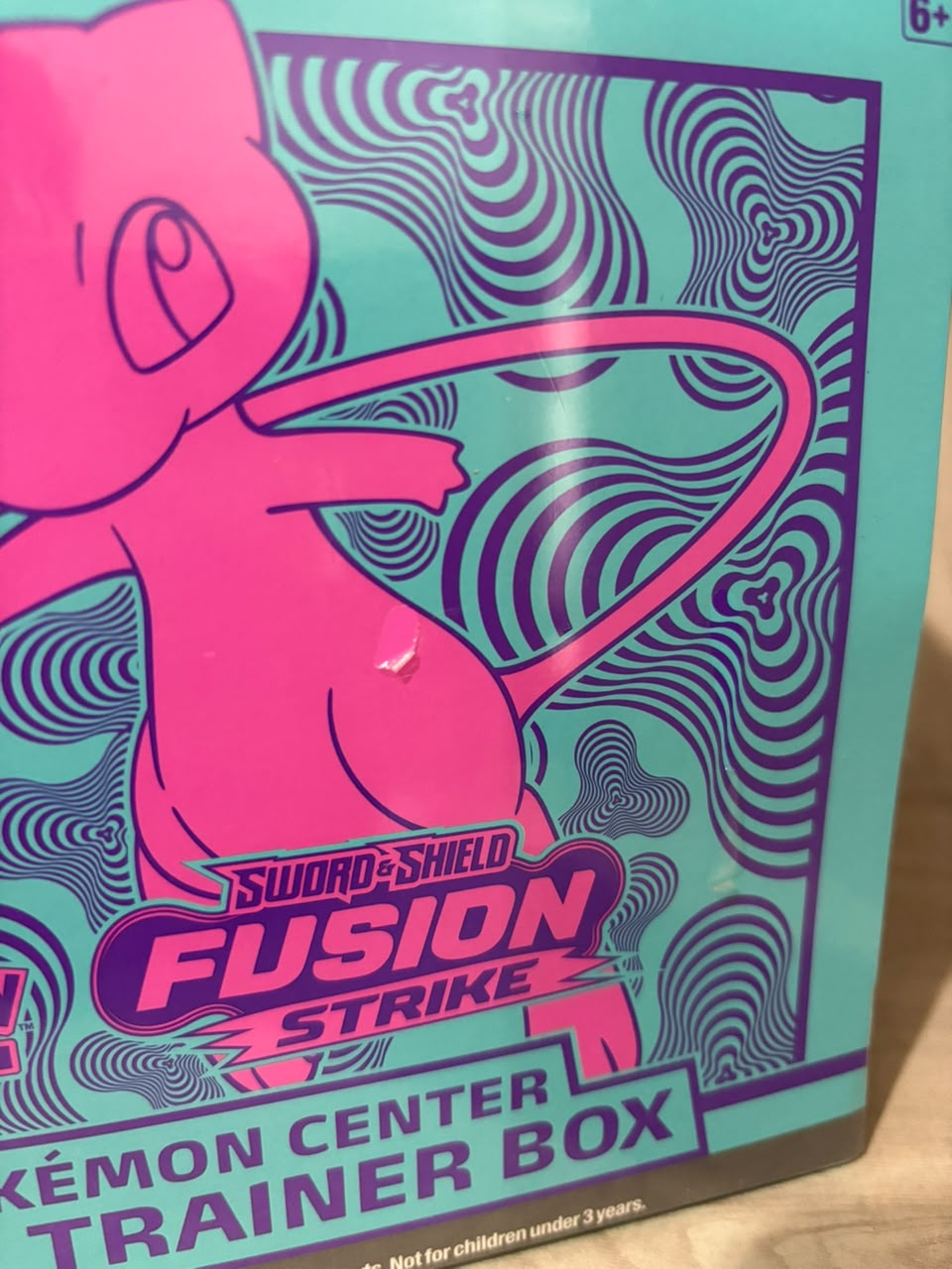 Fusion Strike - Elite Trainer Box (DAMAGE)
